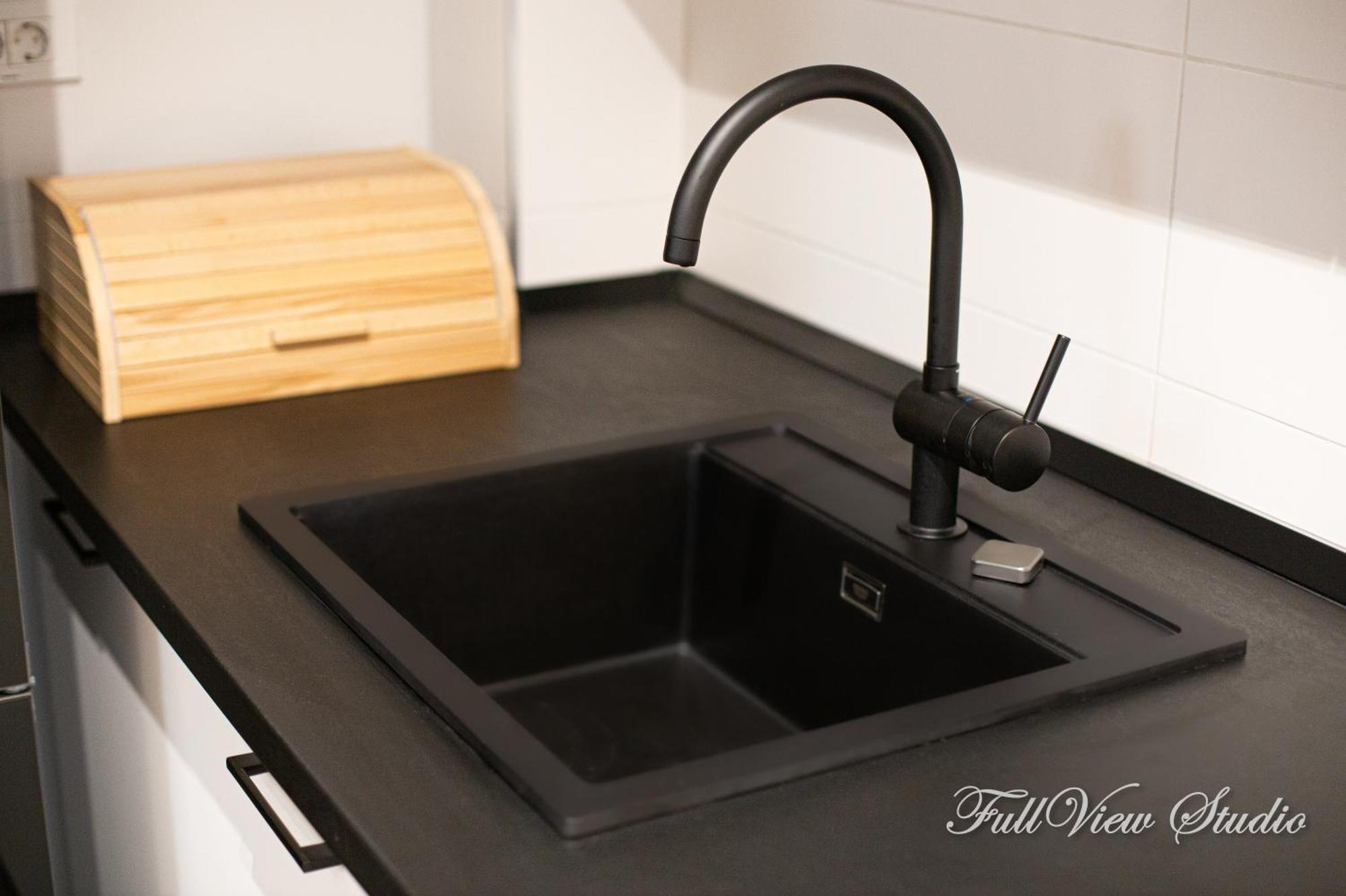 Fullview Deluxe, Free Underground Parking Apartment *