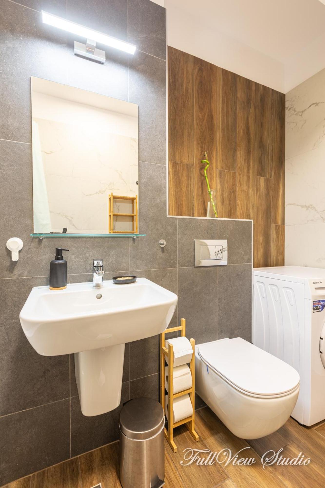 Fullview Deluxe, Free Underground Parking Apartment *